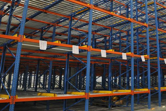 Estanterías de flujo continuo exportadas a países europeos