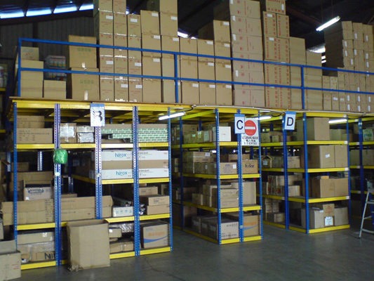 Entrepiso de almacén con soporte de estanterías
