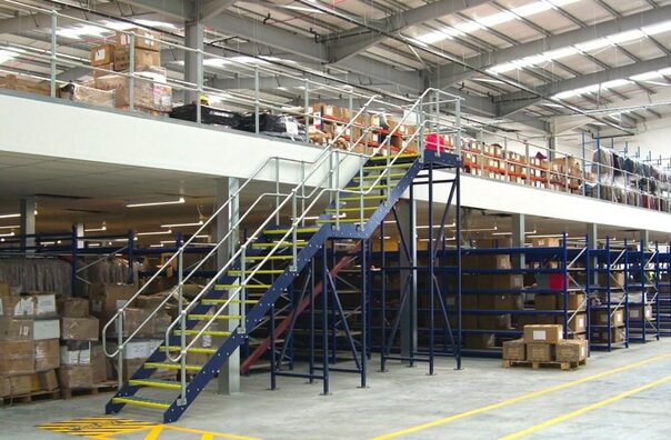 Beneficio de mayor capacidad de almacenamiento con entrepiso de almacén