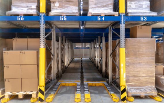 Estanterías dinámicas para palés de OKE Storage